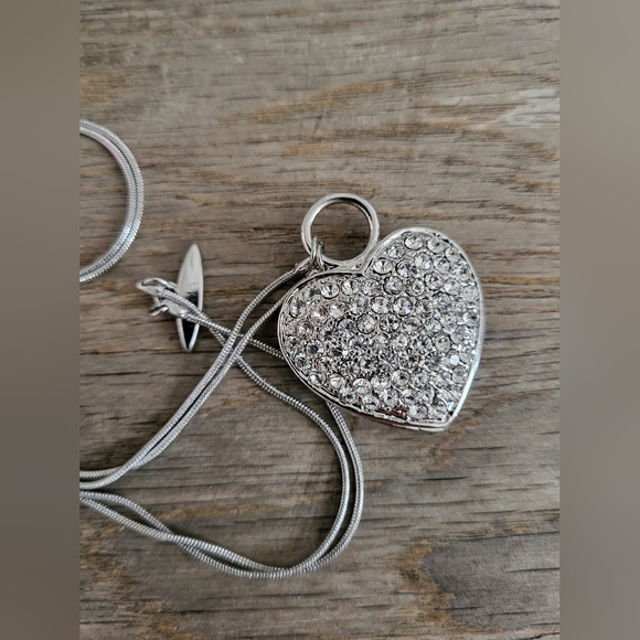 Vintage Silver Tone Heart Shaped Pendant Necklace - Picture 2 of 8